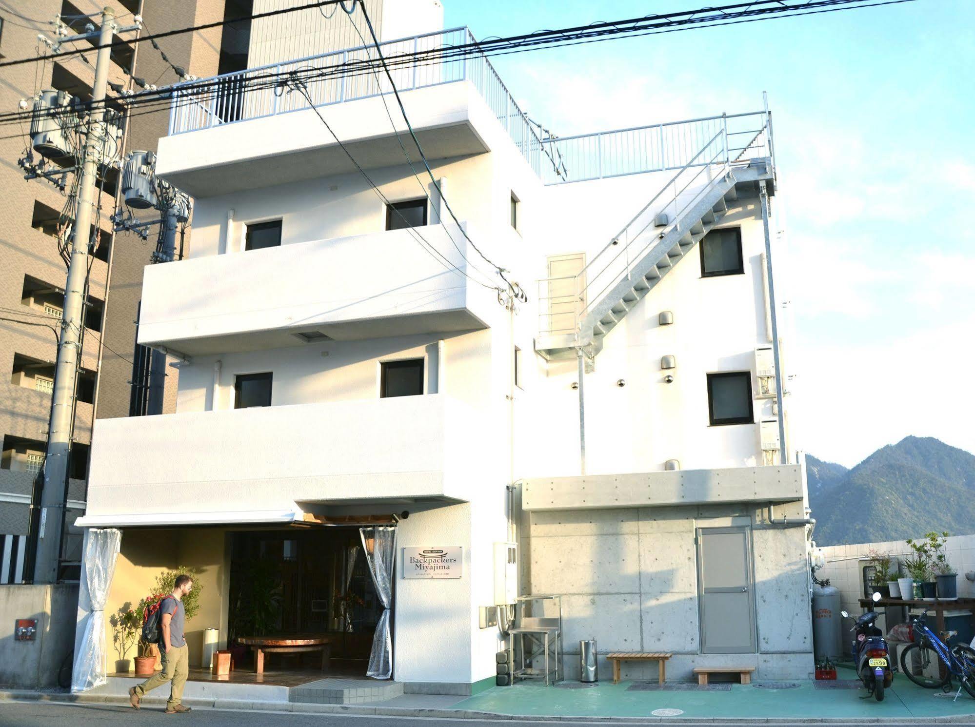 Hostel & Cafe Bar Backpackers Miyajima Itsukushima Bagian luar foto